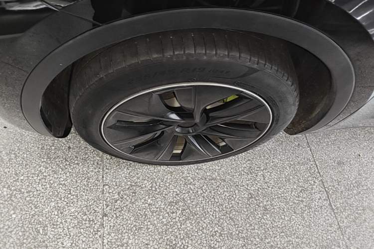 Used Tesla Model Y 2022 Rear-Wheel-Drive Version Left Front Wheel Hub