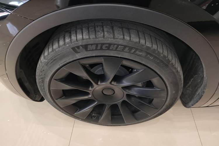 Used Tesla Model Y 2022 Rear-Wheel-Drive Version Left Front Wheel Hub