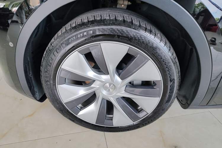 Used Tesla Model Y 2022 Long-Range All-Wheel-Drive Version Left Front Wheel Hub
