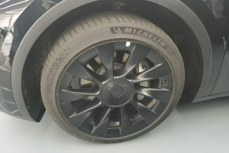 Used Tesla Model Y 2022 Long-Range All-Wheel-Drive Version Left Front Wheel Hub