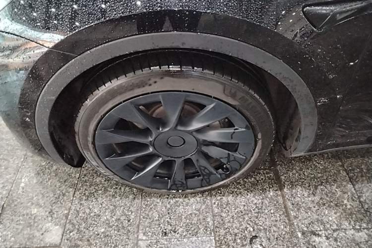 Used Tesla Model Y 2022 Long-Range All-Wheel-Drive Version Left Front Wheel Hub