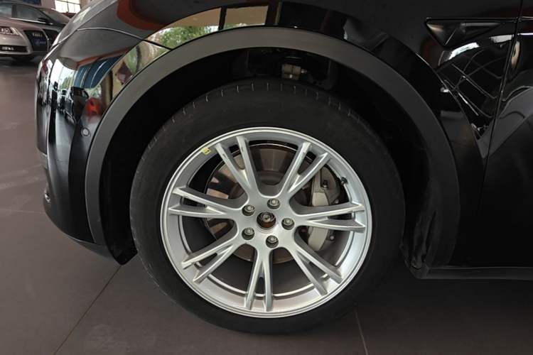 Used Tesla Model Y 2022 Long-Range All-Wheel-Drive Version Left Front Wheel Hub