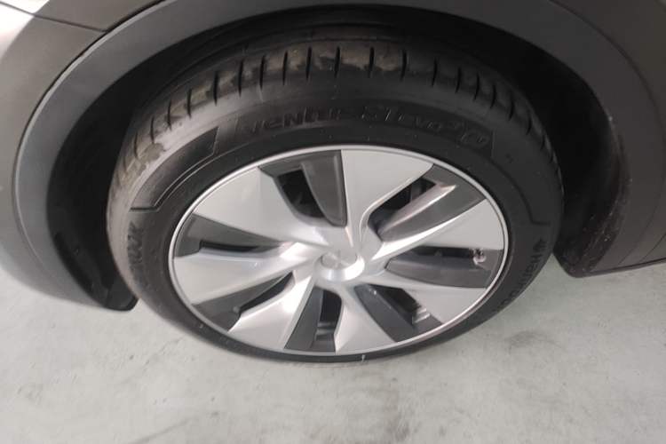 Used Tesla Model Y 2022 Long-Range All-Wheel-Drive Version Left Front Wheel Hub