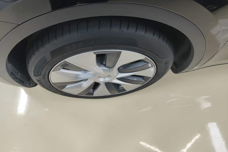 Used Tesla Model Y 2022 Revised Version Long-Range All-Wheel Drive Left Front Wheel Hub
