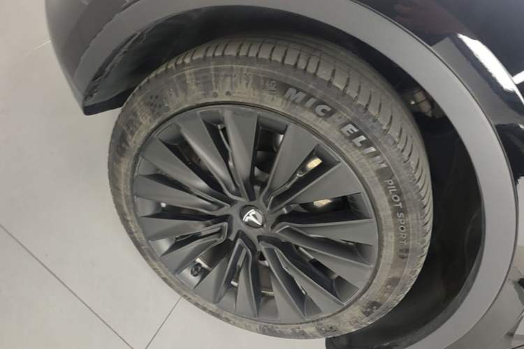 Used Tesla Model Y 2022 Rear-Wheel-Drive Version Left Front Wheel Hub