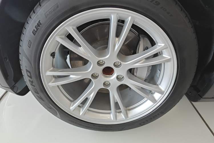 Used Tesla Model Y 2022 Rear-Wheel-Drive Version Left Front Wheel Hub