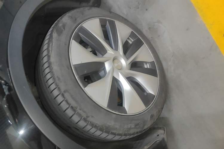 Used Tesla Model Y 2022 Rear-Wheel-Drive Version Left Front Wheel Hub
