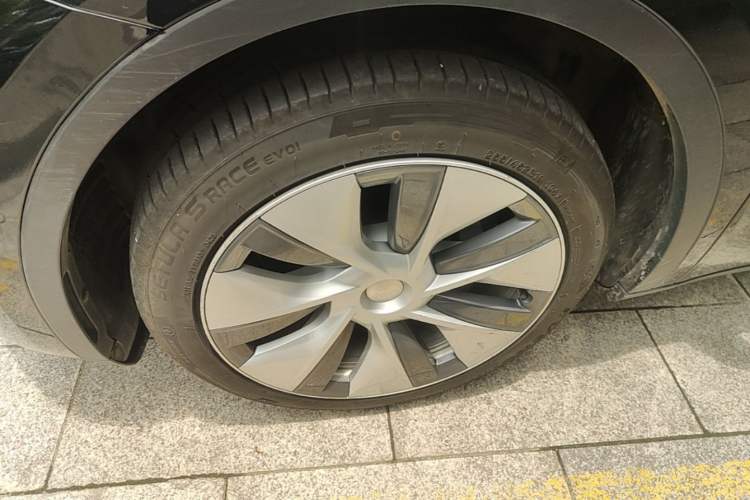 Used Tesla Model Y 2022 Rear-Wheel-Drive Version Left Front Wheel Hub