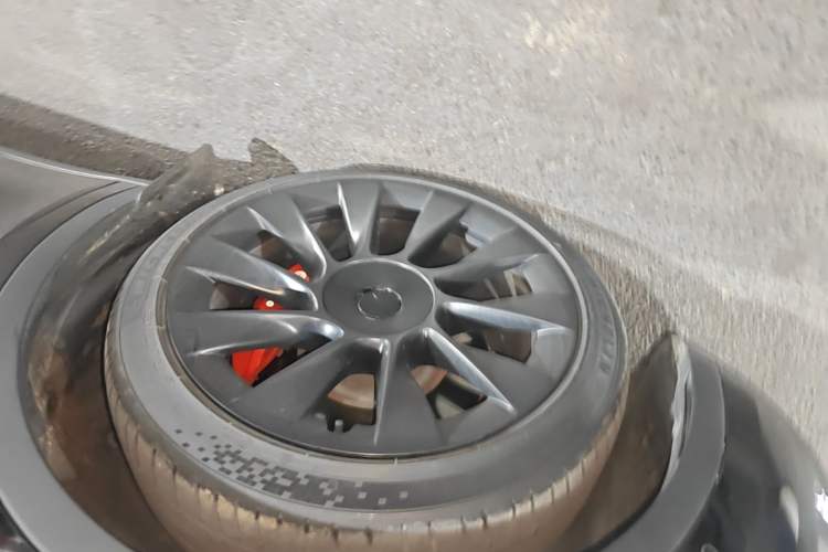 Used Tesla Model Y 2022 Long-Range All-Wheel-Drive Version Left Front Wheel Hub