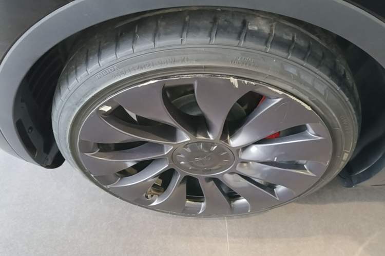 Used Tesla Model Y 2022 Performance High-Performance All-Wheel-Drive Version Left Front Wheel Hub