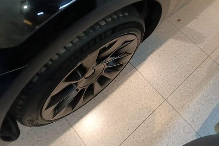 Used Tesla Model Y 2022 Long-Range All-Wheel-Drive Version Left Front Wheel Hub