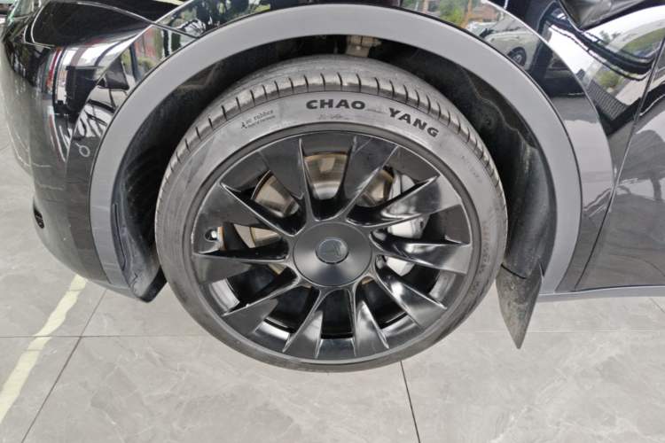 Used Tesla Model Y 2022 Long-Range All-Wheel-Drive Version Left Front Wheel Hub