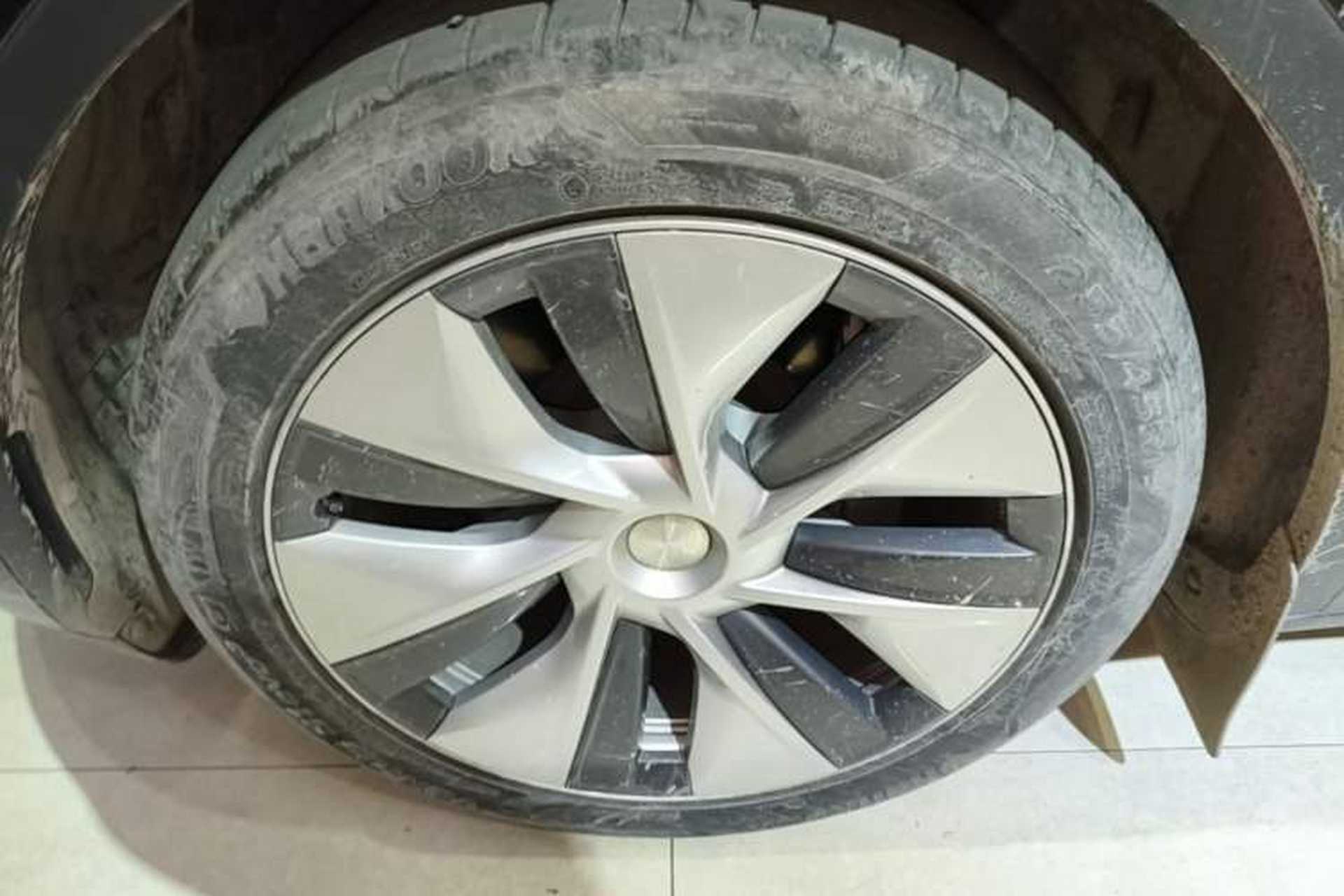 Used Tesla Model Y 2022 Long-Range All-Wheel-Drive Version Left Front Wheel Hub