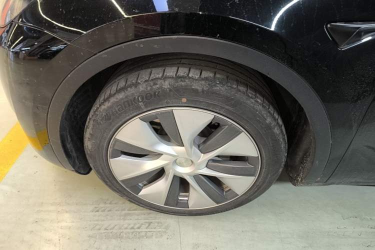Used Tesla Model Y 2022 Long-Range All-Wheel-Drive Version Left Front Wheel Hub