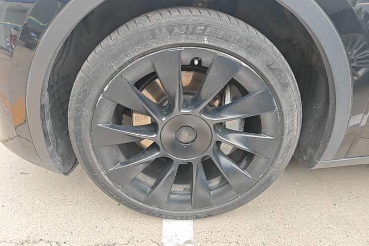 Used Tesla Model Y 2022 Long-Range All-Wheel-Drive Version Left Front Wheel Hub