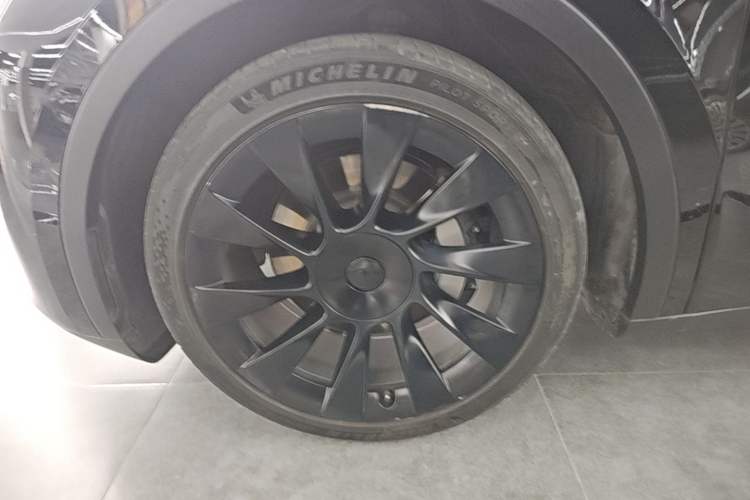 Used Tesla Model Y 2022 Long-Range All-Wheel-Drive Version Left Front Wheel Hub
