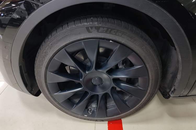 Used Tesla Model Y 2022 Rear-Wheel-Drive Version Left Front Wheel Hub