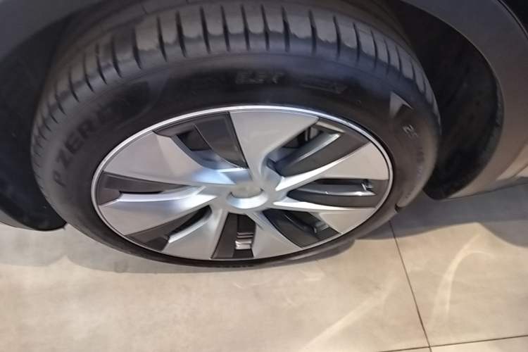 Used Tesla Model Y 2022 Revised Version Rear-Wheel Drive Left Front Wheel Hub