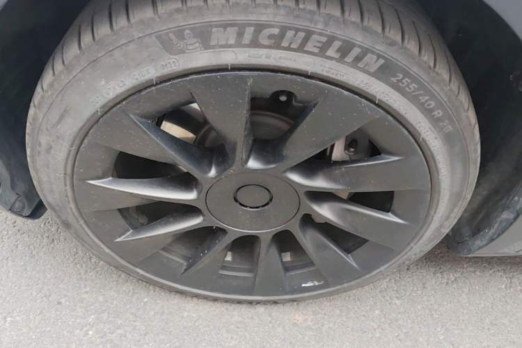 Used Tesla Model Y 2022 Long-Range All-Wheel-Drive Version Left Front Wheel Hub