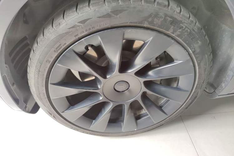 Used Tesla Model Y 2022 Rear-Wheel-Drive Version Left Front Wheel Hub