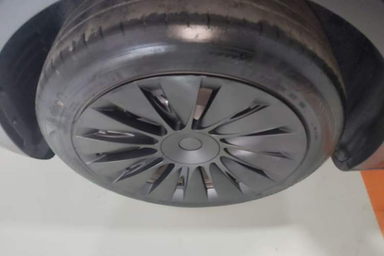 Used Tesla Model Y 2022 Long-Range All-Wheel-Drive Version Left Front Wheel Hub