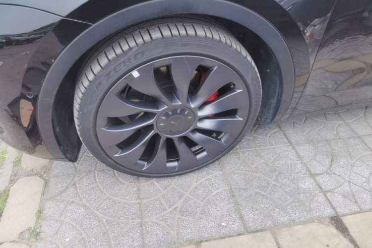 Used Tesla Model Y 2022 Performance High-Performance All-Wheel-Drive Version Left Front Wheel Hub