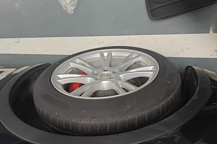 Used Tesla Model Y 2022 Rear-Wheel-Drive Version Left Front Wheel Hub