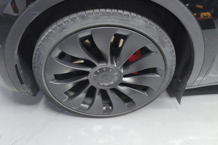 Used Tesla Model Y 2022 Performance High-Performance All-Wheel-Drive Version Left Front Wheel Hub