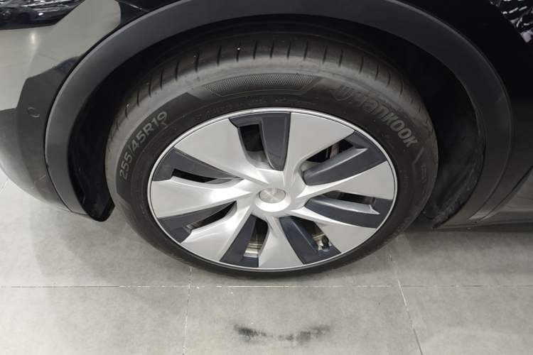 Used Tesla Model Y 2022 Long-Range All-Wheel-Drive Version Left Front Wheel Hub