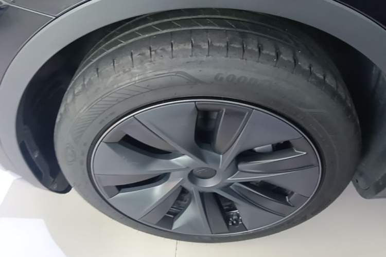 Used Tesla Model Y 2022 Rear-Wheel-Drive Version Left Front Wheel Hub