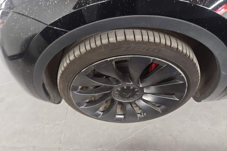 Used Tesla Model Y 2022 Performance High-Performance All-Wheel-Drive Version Left Front Wheel Hub