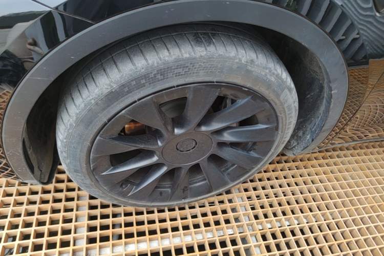 Used Tesla Model Y 2022 Long-Range All-Wheel-Drive Version Left Front Wheel Hub