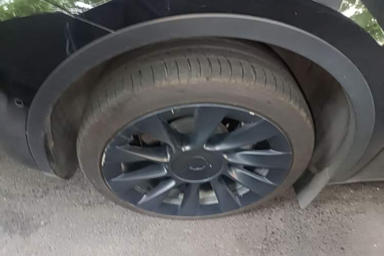 Used Tesla Model Y 2022 Long-Range All-Wheel-Drive Version Left Front Wheel Hub