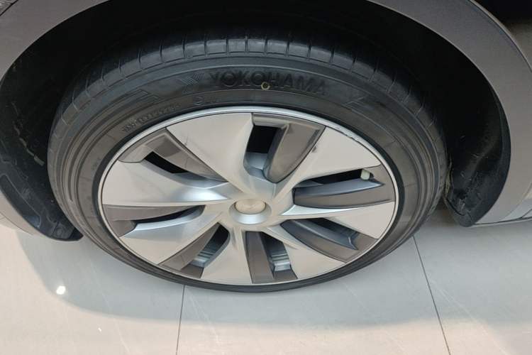 Used Tesla Model Y 2022 Rear-Wheel-Drive Version Left Front Wheel Hub