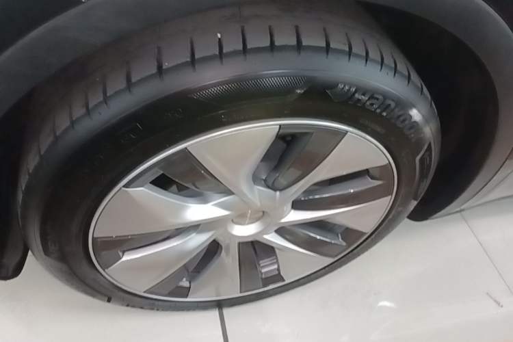 Used Tesla Model Y 2022 Rear-Wheel-Drive Version Left Front Wheel Hub