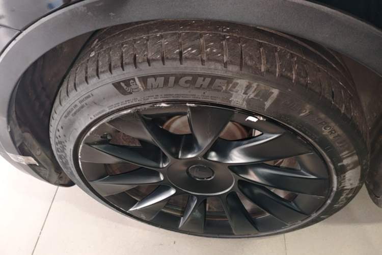 Used Tesla Model Y 2022 Long-Range All-Wheel-Drive Version Left Front Wheel Hub