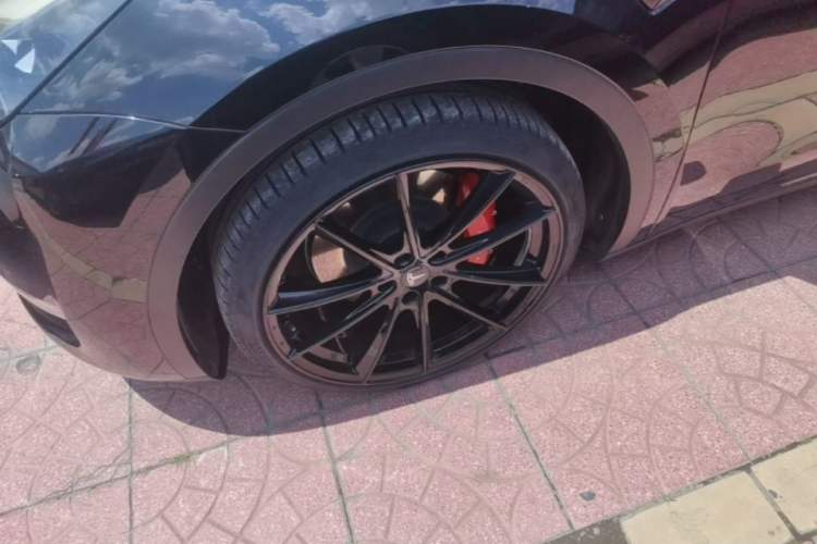 Used Tesla Model Y 2022 Performance High-Performance All-Wheel-Drive Version Left Front Wheel Hub
