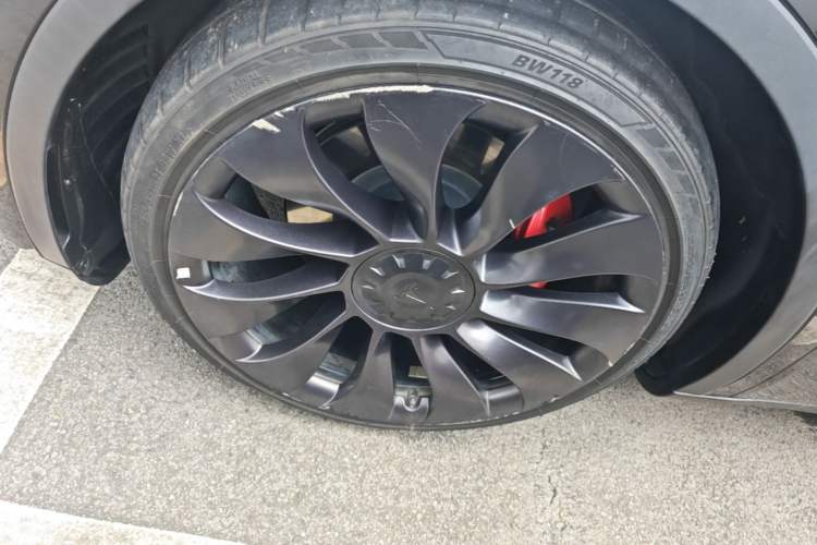 Used Tesla Model Y 2022 Performance High-Performance All-Wheel-Drive Version Left Front Wheel Hub