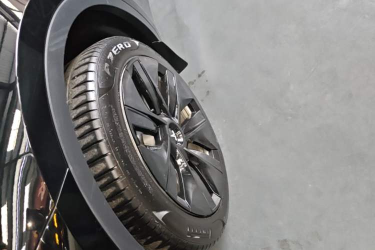 Used Tesla Model Y 2022 Long-Range All-Wheel-Drive Version Left Front Wheel Hub