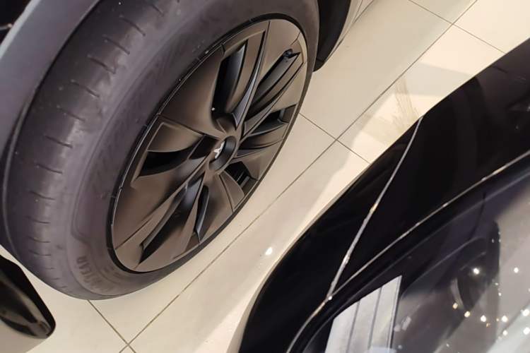 Used Tesla Model Y 2022 Long-Range All-Wheel-Drive Version Left Front Wheel Hub