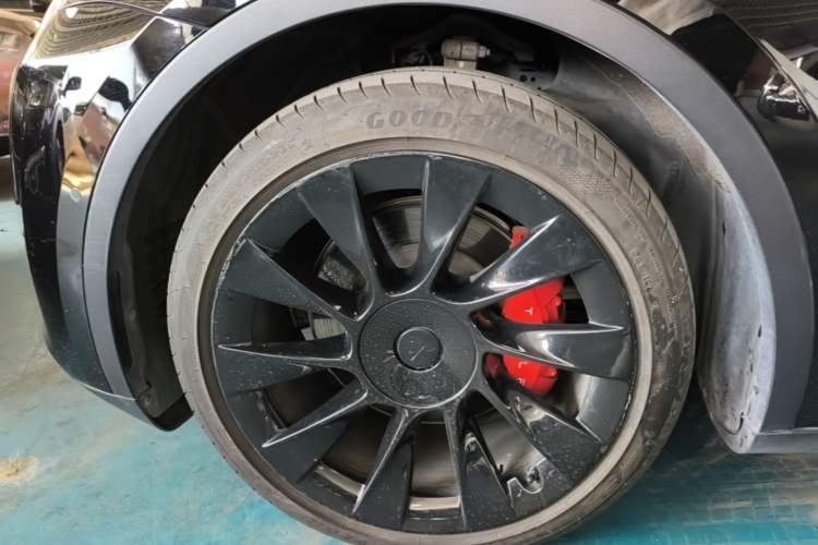Used Tesla Model Y 2022 Long-Range All-Wheel-Drive Version Left Front Wheel Hub