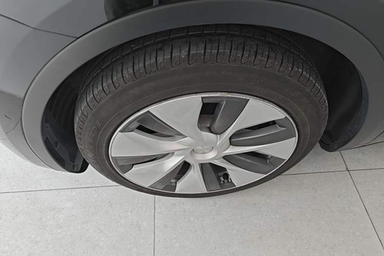 Used Tesla Model Y 2022 Long-Range All-Wheel-Drive Version Left Front Wheel Hub