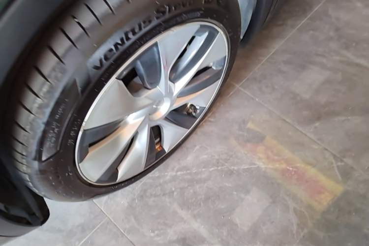 Used Tesla Model Y 2022 Revised Version Rear-Wheel Drive Left Front Wheel Hub