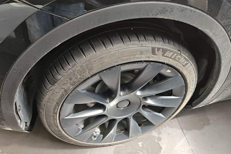 Used Tesla Model Y 2022 Long-Range All-Wheel-Drive Version Left Front Wheel Hub
