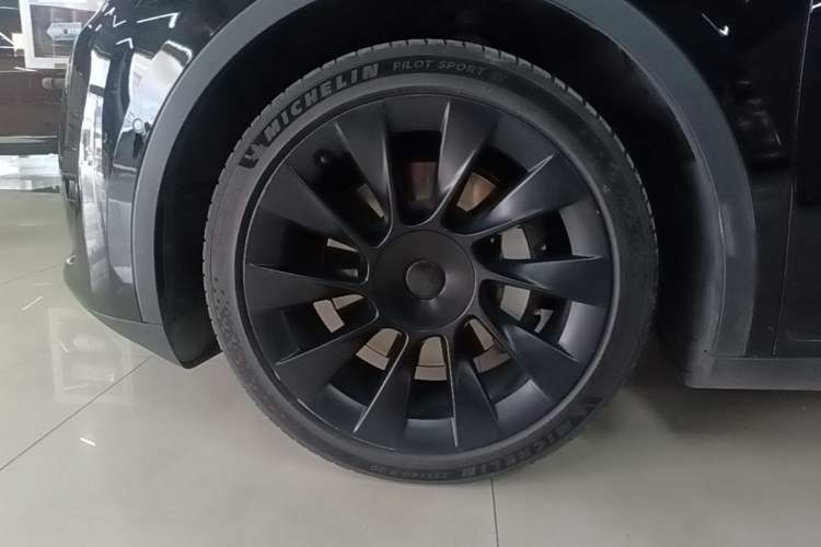 Used Tesla Model Y 2022 Revised Version Rear-Wheel Drive Left Front Wheel Hub