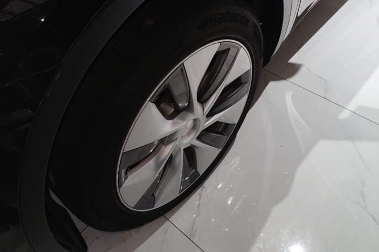 Used Tesla Model Y 2022 Rear-Wheel-Drive Version Left Front Wheel Hub