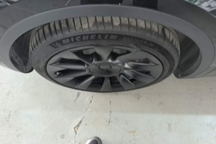 Used Tesla Model Y 2022 Long-Range All-Wheel-Drive Version Left Front Wheel Hub