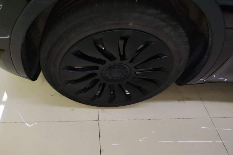 Used Tesla Model Y 2022 Long-Range All-Wheel-Drive Version Left Front Wheel Hub