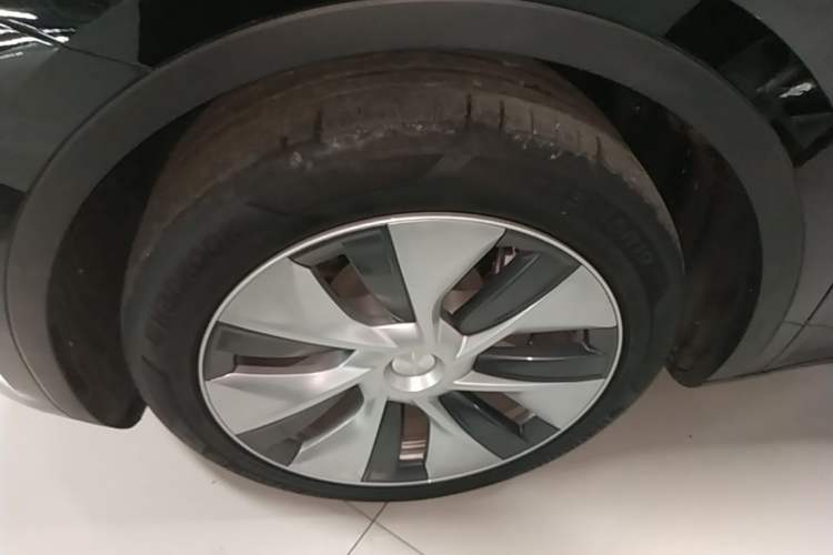 Used Tesla Model Y 2022 Long-Range All-Wheel-Drive Version Left Front Wheel Hub