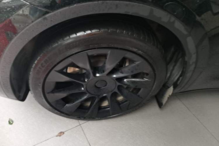 Used Tesla Model Y 2022 Long-Range All-Wheel-Drive Version Left Front Wheel Hub